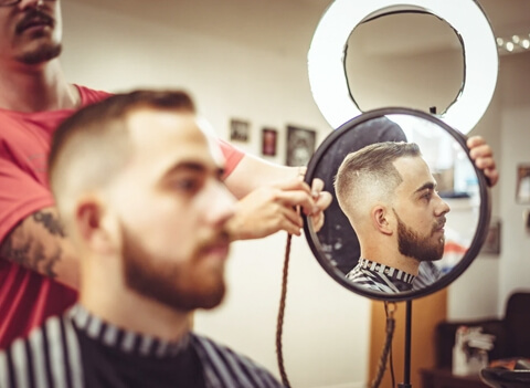 Afwerking van een herenkapsel bij Barber Maas